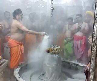 Chandrayaan 3 Landing: Special Bhasma Aarti performed at Shree Mahakaleshwar Temple in Ujjain Chandrayaan 3 Landing: ચંદ્રયાન-3ના સફળ લેન્ડિંગ માટે દેશભરમાં પૂજા, મહાકાલ મંદિરમાં કરાઇ વિશેષ ભસ્મ આરતી
