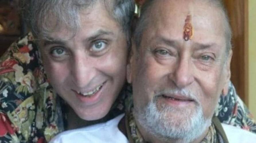 shammi-kapoor-son-aditya-raj-kapoor-graduates-at-67 Shammi Kapoor: ਅਦਾਕਾਰ ਸ਼ੰਮੀ ਕਪੂਰ ਦੇ ਬੇਟੇ ਆਦਿਤਿਆ ਰਾਜ ਕਪੂਰ ਨੇ 67 ਦੀ ਉਮਰ 'ਚ ਕੀਤੀ ਗ੍ਰੈਜੂਏਸ਼ਨ, ਬੋਲੇ- 'ਆਪਣੀ ਮਾਂ ਲਈ ਕੀਤੀ...'