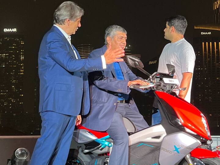 While the X stands as a premium offering in the electric scooter market, it does not qualify for the Fame subsidies. TVS has created a noteworthy addition to the electric vehicle market, combining fresh design elements with cutting-edge features, and paying homage to past TVS concepts. A closer look through an upcoming test ride will reveal more about this exciting premium scooter, which is sure to carve a unique space in the electric vehicle landscape. (Image Source: Somnath Chatterjee)