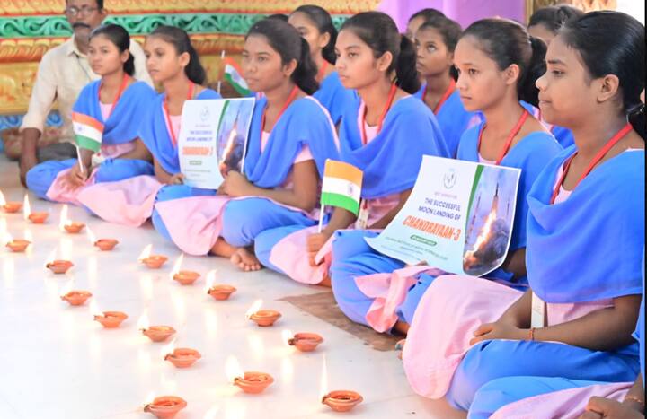 பொதுமக்கள் சந்திரயான் 3 வெற்றிகரமாக நிலவில் தரையிறங்க வேண்டி, இன்று இந்தியா முழுவதும் பல்வேறு இடங்களில் கோவில்கள் மற்றும் புனித ஸ்தலங்கள் மற்றும் பள்ளிகளில் சந்திராயன் மூன்று விண்கலம் வெற்றிகரமாக நிலவில் தரையிறங்க வேண்டும் என்று பிரார்த்தனைகள் மற்றும் பூஜைகள் செய்து வருகின்றனர்.