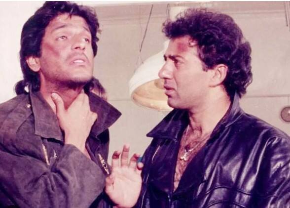 ਉਸ ਕਿੱਸੇ ਨੂੰ ਯਾਦ ਕਰਦਿਆਂ ਚੰਕੀ ਨੇ ਦੱਸਿਆ, 'ਮੈਂ ਸਿਗਰਟਾਂ ਦਾ ਸ਼ੌਕੀਨ ਹਾਂ ਅਤੇ ਮੈਂ ਨੈਰੋਬੀ ਤੋਂ ਸਿਗਰਟ ਦੇ ਬਹੁਤ ਸਾਰੇ ਪੈਕਟ ਖਰੀਦੇ ਸੀ। ਉਨ੍ਹਾਂ ਨੇ ਮੈਂ ਆਪਣੇ ਬੈਗ ਵਿੱਚ ਰੱਖ ਕੇ ਫਲਾਈਟ ਵਿੱਚ ਸੌਂ ਗਿਆ। ਪਰ ਜਿਵੇਂ ਹੀ ਮੇਰੀ ਅੱਖ ਖੁੱਲ੍ਹੀ, ਸੰਨੀ ਯਾਤਰੀਆਂ ਵਿੱਚ ਸਿਗਰੇਟ ਦੇ ਪੈਕੇਟ ਵੰਡ ਰਿਹਾ ਸੀ।