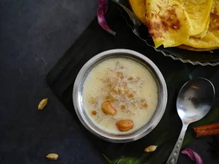 பிறகு இந்த கலவையில் சர்க்கரை சேர்த்து நன்றாக கலந்து விடவும். இதனுள் நசுக்கிய ஏலக்காயை சேர்த்து கலந்து விட்டு அடுப்பை அணைத்து விடவும்.