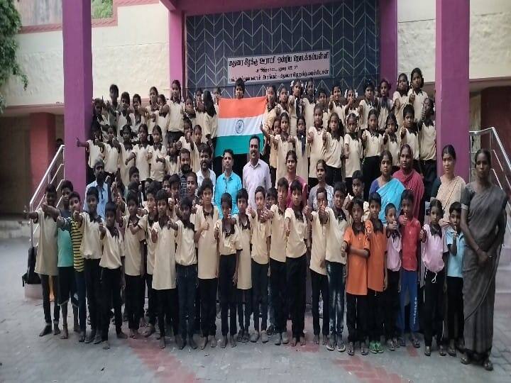 Chandrayaan-3 landing on the moon Students of Madurai Government School celebrated the success TNN நிலவில் தடம் பதித்த சந்திரயான் -3  - வெற்றியை கொண்டாடி தீர்த்த மதுரை அரசுப் பள்ளி மாணாக்கர்கள்