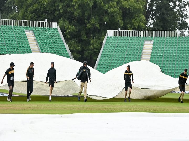 india vs ireland 3rd t20 toss delayed due to rain fans worried INDvsIRE 3rd T20: புகுந்து விளையாடும் மழை.. டாஸ் கூட இன்னும் போடல.. சோகத்தில் ரசிகர்கள்..!