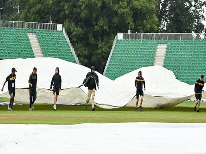 india vs ireland 3rd t20 toss delayed due to rain fans worried INDvsIRE 3rd T20: புகுந்து விளையாடும் மழை.. டாஸ் கூட இன்னும் போடல.. சோகத்தில் ரசிகர்கள்..!