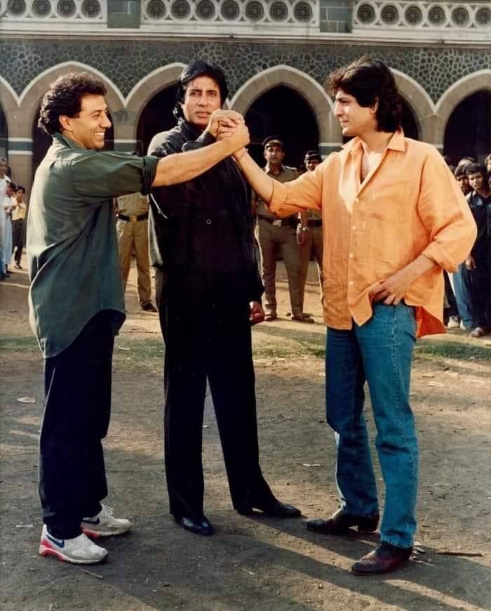 सनी देओल और चंकी पांडे दोनों ही 80 और 90 के दशक के पॉपुलर सितारे हैं. जिन्होंने एक साथ कई फिल्मों में काम भी किया है. इसी बीच दोनों के बीच गहरी दोस्ती भी हो गई. लेकिन एक बार सनी देओले ने चंकी पांडे के साथ फ्लाइट में एक बहुत ही अजीब प्रैंक कर दिया. जिसकी वजह से एक्टर सनी से काफी ज्यादा नाराज हो गए थे.