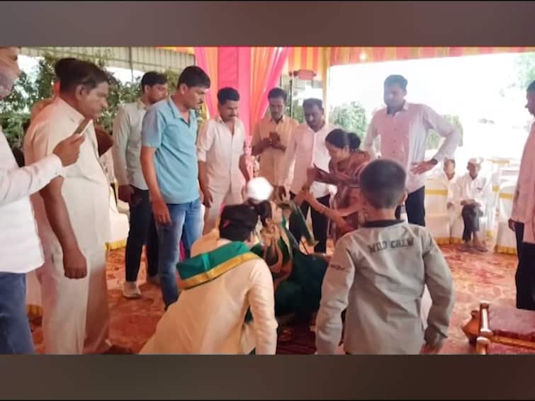 Ahmednagar News A married man who were trying to tie knot second time arrested in Ahmednagar Ahmednagar News : पती थाटामाटात दुसरं लग्न करत असल्याचं समजलं, पत्नी मुलाला घेऊन लग्न मंडपात पोहोचली अन्...