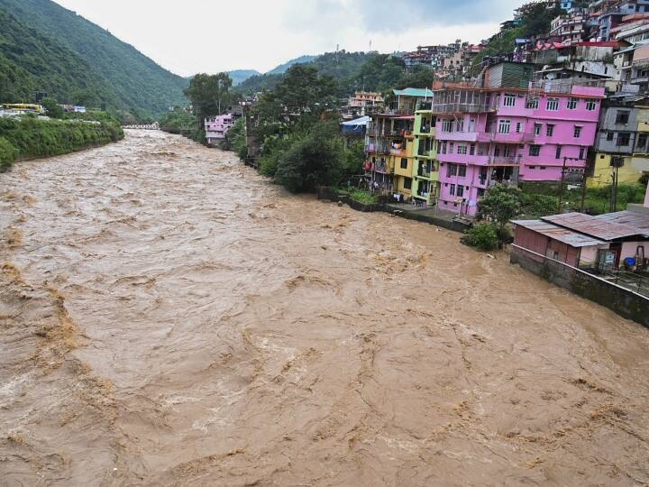 Himachal Pradesh rains cloudburst Mandi landslide many houses collapsed one person died ANN Mandi Landslide: हिमाचल में नहीं थम रहा तबाही का दौर, मंडी में लैंडस्लाइड से बहे कई घर, एक शख्स की मौत