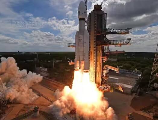 ਚੰਦਰਯਾਨ-3 ਨੇ 14 ਜੁਲਾਈ ਨੂੰ ਆਂਧਰਾ ਪ੍ਰਦੇਸ਼ ਦੇ ਸ਼੍ਰੀਹਰੀਕੋਟਾ ਤੋਂ ਉਡਾਣ ਭਰੀ ਸੀ। ਅੱਜ 23 ਅਗਸਤ ਨੂੰ 40 ਦਿਨਾਂ ਦੀ ਲੰਬੀ ਯਾਤਰਾ ਤੋਂ ਬਾਅਦ ਇਹ ਚੰਦਰਮਾ ਦੇ ਦੱਖਣੀ ਧਰੁਵ 'ਤੇ ਸੁਰੱਖਿਅਤ ਪਹੁੰਚ ਗਿਆ।