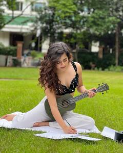Mithila Palkar : परी म्हणू की सुंदरा... मिथिलाच्या अदांवर सारेच फिदा