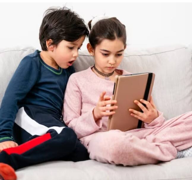 ਸੀਐਸ ਮੋਟ ਚਿਲਡਰਨ ਹਸਪਤਾਲ ਵੱਲੋਂ ਬੱਚਿਆਂ ਦੀ ਸਿਹਤ 'ਤੇ ਕੀਤੇ ਗਏ ਰਾਸ਼ਟਰੀ ਸਰਵੇਖਣ ਵਿੱਚ ਇਹ ਗੱਲ ਸਾਹਮਣੇ ਆਈ ਹੈ ਕਿ ਅੱਧੇ ਤੋਂ ਵੱਧ ਮਾਪੇ ਆਪਣੇ ਬੱਚਿਆਂ ਤੇ ਕਿਸ਼ੋਰਾਂ ਦੀ ਮਾਨਸਿਕ ਸਿਹਤ ਸਬੰਧੀ ਸਮੱਸਿਆਵਾਂ ਨਾਲ ਜੂਝ ਰਹੇ ਹਨ। ਅਮਰੀਕਾ 'ਚ ਬੱਚਿਆਂ ਵੱਲੋਂ ਜ਼ਿਆਦਾ ਤਕਨੀਕ ਦੀ ਵਰਤੋਂ ਕਾਰਨ ਮੋਟਾਪੇ ਦੀ ਸਮੱਸਿਆ ਵਧਦੀ ਜਾ ਰਹੀ ਹੈ। ਹਸਪਤਾਲ ਦੇ ਬਾਲ ਰੋਗਾਂ ਦੇ ਮਾਹਿਰ, ਐਮਡੀ ਤੇ ਐਮਪੀਐਚ, ਸੂਜ਼ਨ ਵੁੱਡਫੋਰਡ ਨੇ ਦੱਸਿਆ ਕਿ ਮਾਪੇ ਆਪਣੇ ਬੱਚਿਆਂ 'ਤੇ ਜੰਕ ਫੂਡ ਤੇ ਮੋਟਾਪੇ ਦੇ ਮਾੜੇ ਪ੍ਰਭਾਵਾਂ ਤੋਂ ਚਿੰਤਤ ਹਨ, ਪਰ ਮਾਨਸਿਕ ਸਿਹਤ, ਸੋਸ਼ਲ ਮੀਡੀਆ ਤੇ ਸਕ੍ਰੀਨ ਟਾਈਮ ਇਨ੍ਹਾਂ ਸਮੱਸਿਆਵਾਂ 'ਤੇ ਹਾਵੀ ਹੈ।