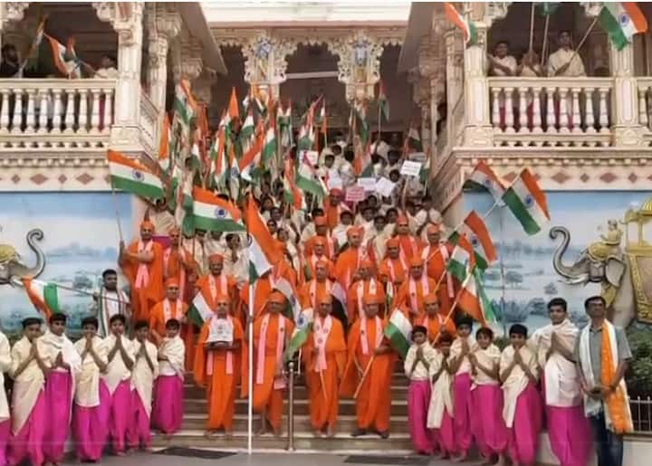 હાથમાં ત્રિરંગા સાથે સંતો અને ભક્તોએ સાથે મળી ચંદ્રયાન3ના સફળ લેન્ડિંગની ઉજવણી કરી હતી.