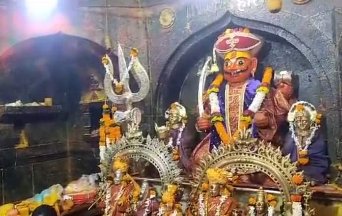 चांद्रयानाचे चंद्रावर यशस्वी लँडिंग व्हावे म्हणून आज खंडोबाला दुग्धाभिषेक घालण्यात आला.