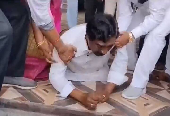 Former Deputy Chief Minister of Telangana Thatikonda rajaiah broke down Into tears after being denied election ticket Telangana Election: बीआरएस ने नहीं दिया टिकट तो छलका पूर्व डिप्टी सीएम का दर्द, बच्चों की तरह फूट-फूट कर रोए