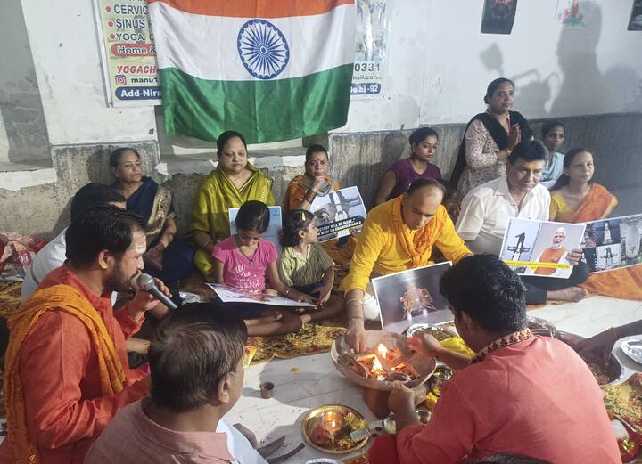 इस्रोचं चांद्रयान-3 आज चंद्राच्या पृष्ठभागावर लँडिंग करणार आहे. जर भारताचं चांद्रयान चंद्राच्या पृष्ठभागावर यशस्वीरित्या उतरलं, तर भारत इतिहास रचणार आहे. (PTI Photo) (PTI Photo)