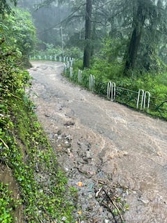 In Pics: तस्वीरों के जरिए देखें शिमला में बारिश से तबाही का मंजर, आम जनजीवन बुरी तरह अस्त-व्यस्त