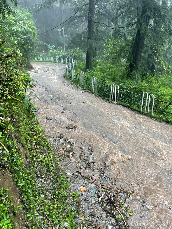 भारी बारिश की वजह से कई घरों में नाले का पानी घुसा गया. इसके अलावा पेड़ गिरने की वजह से भी कई घरों को नुकसान हुआ है. भूस्खलन की घटनाएं मानो शहर भर में बेहद आम हो गई है.