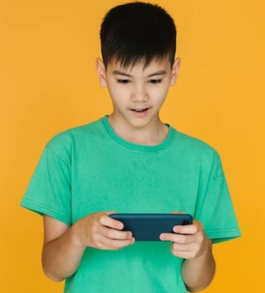 ਸਰਵੇਖਣ ਮੁਤਾਬਕ ਜ਼ਿਆਦਾਤਰ ਮਾਪੇ ਬੱਚਿਆਂ ਦੇ ਜ਼ਿਆਦਾ ਸਕਰੀਨ ਟਾਈਮ ਨੂੰ ਲੈ ਕੇ ਚਿੰਤਤ ਹਨ ਤੇ ਉਨ੍ਹਾਂ ਨੇ ਇਸ ਵਿਸ਼ੇ ਨੂੰ ਸਿਹਤ ਸਮੱਸਿਆਵਾਂ ਨਾਲ ਸਬੰਧਤ ਸੂਚੀ ਵਿੱਚ ਪਹਿਲੇ ਤੇ ਦੂਜੇ ਸਥਾਨ 'ਤੇ ਰੱਖਿਆ ਹੈ। ਸਰਵੇਖਣ ਵਿੱਚ ਮਾਪਿਆਂ ਨੇ ਸਕੂਲ ਵਿੱਚ ਹਿੰਸਾ ਜਾਂ ਲੜਾਈ ਦੀਆਂ ਘਟਨਾਵਾਂ ਬਾਰੇ ਵੀ ਚਿੰਤਾ ਪ੍ਰਗਟਾਈ।