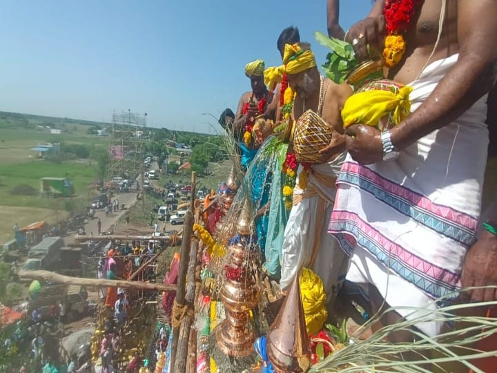 மதுரை கல்யாண கருப்பசாமி கோயில் கும்பாபிஷேக விழா; ஹெலிகாப்டர் மூலம் தூவப்பட்ட 500 கிலோ மலர் - கோவிந்தா முழக்கத்தில் பக்தர்கள்