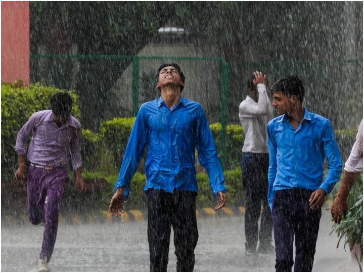 UP Weather Today: यूपी में एक बार फिर सक्रिय हुआ मानसून, इन जिलों के लिए जारी हुआ अलर्ट, हो सकती है भारी बारिश up weather updates Monsoon becomes active in Uttar Pradesh rains seen in most parts UP Weather Today: यूपी में एक बार फिर सक्रिय हुआ मानसून, इन जिलों के लिए जारी हुआ अलर्ट, हो सकती है भारी बारिश