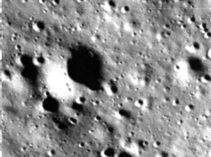 Chandrayaan 3 Soft Landing on Moon ISRO shared photos taken by lander camera during landing process Chandrayaan 3: चंद्रमा पर लैंडिंग के दौरान लैंडर के कैमरे ने ली साउथ पोल की तस्वीरें, आप भी देखें
