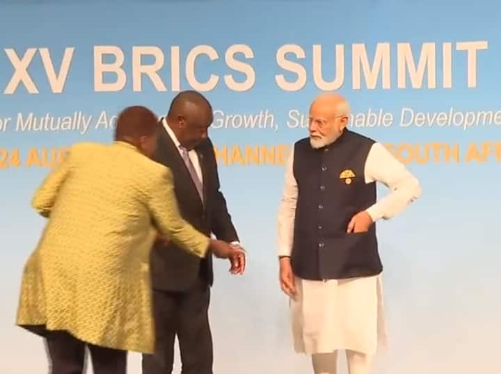 PM Modi picks up Tiranga from the ground before BRICS group photo in South Africa watch video ब्रिक्स के मंच पर गिरा था तिरंगा, पीएम मोदी पहुंचे तो सम्मान में उठाया और जेब में रखा, देखें वीडियो