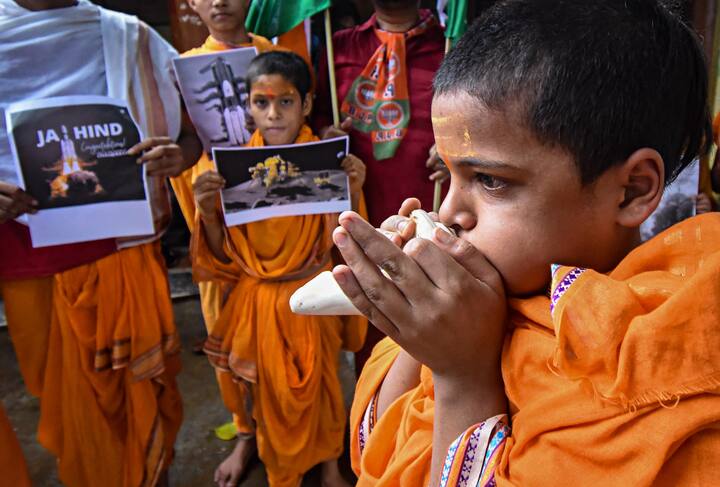 पाटण्यातील पुष्पातीनाथ वेड महाविद्यालयाच्या विद्यार्थयांनी शंखनाद केला   (PTI Photo)