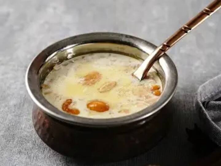 முதலில் அடையை 4-5 நிமிடங்கள் வரை கொதிக்கவைத்து வடிகட்டி ஓரமாக வைத்து கொள்ளவும்.