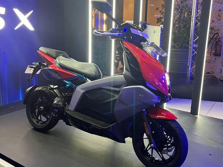 Under the hood, the X boasts a peak power of 11 kW, enabling a top speed of 105 km/h. The scooter offers three distinct riding modes: Xtealth, Xtride, and Xonic, catering to varying preferences. (Image Source: Somnath Chatterjee)