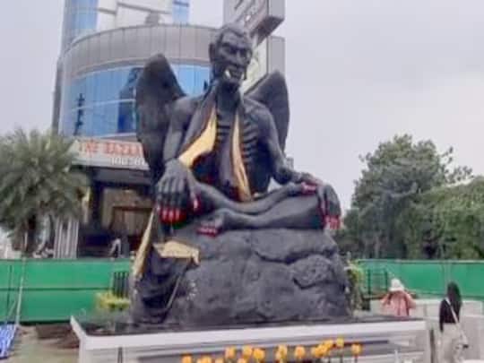 Weird News: ਰੱਬ ਜਾਂ ਸ਼ੈਤਾਨ? ਵਿਵਾਦਿਤ ਮੂਰਤੀ ਨੂੰ ਲੈ ਕੇ ਹੰਗਾਮਾ, ਦੇਖਦੇ ਹੀ ਮੰਗਣ ਲਗਦਾ ਕੁੱਤੇ-ਬਿੱਲੀ ਦੀ ਬਲੀ! Weird News: ਰੱਬ ਜਾਂ ਸ਼ੈਤਾਨ? ਵਿਵਾਦਿਤ ਮੂਰਤੀ ਨੂੰ ਲੈ ਕੇ ਹੰਗਾਮਾ, ਦੇਖਦੇ ਹੀ ਮੰਗਣ ਲਗਦਾ ਕੁੱਤੇ-ਬਿੱਲੀ ਦੀ ਬਲੀ!