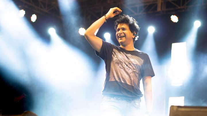একবার কেকে তাঁর একটি সাক্ষাৎকারে বলেছিলেন, তিনি নিয়ে মালয়ালি হলেও, মাত্র ১টি মালয়ালি গান গাওয়ার সুযোগ পেয়েছিলেন।