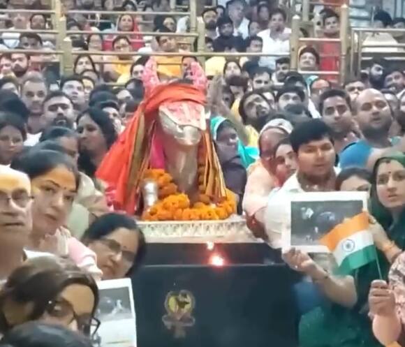 வட இந்தியாவில் உள்ள சிவன் கோவிலில் நடக்கும் சந்திரயான் சிறப்பு பூஜையின் புகைப்படம்.