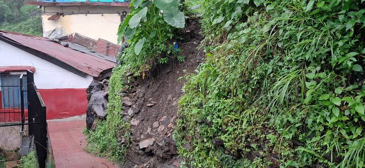 Himachal: हिमाचल प्रदेश की राजधानी शिमला में देर रात से शुरू हुई बारिश ने जमकर तबाही मचाई. राजधानी में आम जनजीवन बुरी तरह अस्त-व्यस्त हो चुका है. जगह-जगह भूस्खलन और पेड़ गिरने की घटना ने लोगों को प्रभावित किया है.