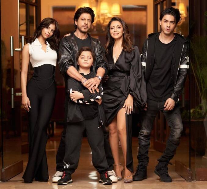 शाहरुख खान आज अपने परिवार के साथ बेहद खुश हैं. शाहरुख की फिल्मी लैगेसी को अब सुहाना खान और आर्यन खान आगे लेजाने की तैयारी कर रहे हैं. जल्द ही सुहाना 'द आर्चीज' से एक्टिंग वर्ल्ड में डेब्यू करेंगीं. वहीं एसआरके के बेटे आर्यन का मन अभी कैमरे के पीछे काम करने का ही है.