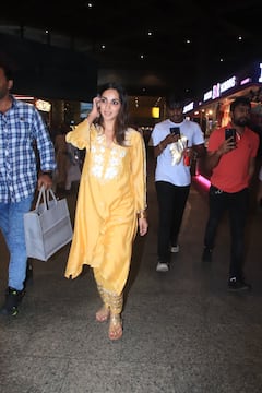 Kiara Advani Photos: येलो सूट में बला की खूबसूरत लगीं कियारा आडवाणी,क्यूटनेस पर दिल हार बैठे फैंस