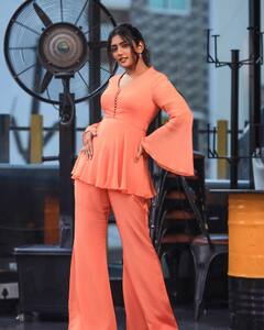 Eesha Rebba Photo Gallery : ఈషా రెబ్బా - మోడ్రన్ డ్రస్‌లో అదిరిందబ్బా!