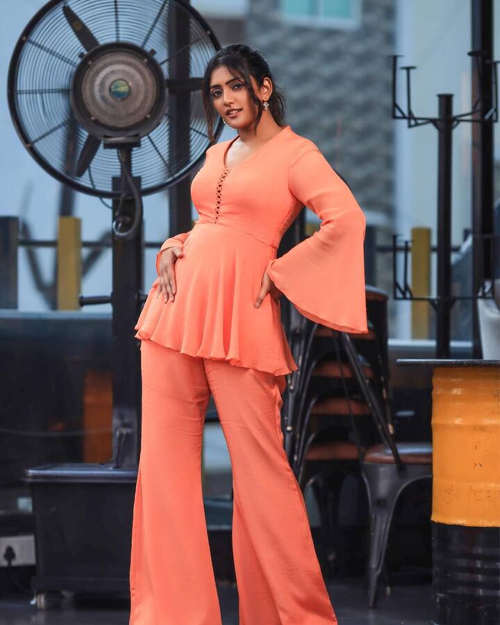 'దయా' వెబ్ సిరీస్ లో ఈషా రెబ్బా పాత్రకు మంచి రెస్పాన్స్ లభించింది. అందులో ఆమె లుక్ శారీలో ఉంటుంది. ఈ డ్రస్ చూస్తే... మోడ్రన్ రోల్స్ కు కూడా పర్ఫెక్ట్ యాప్ట్ అనిపించేలా కనిపించారు. (Image Courtesy : yourseesha / Instagram)