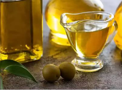 Olive Oil: ਜੈਤੂਨ ਦੇ ਤੇਲ ਨੂੰ ਬਹੁਤ ਹੈਲਦੀ ਮੰਨਿਆ ਜਾਂਦਾ ਹੈ। ਇਸ ਨੂੰ ਦਿਲ ਦੇ ਰੋਗਾਂ ਲਈ ਰਾਮਬਾਣ ਮੰਨਿਆ ਜਾਂਦਾ ਹੈ। ਅੱਜ ਕੱਲ੍ਹ ਹਰ ਘਰ ਵਿੱਚ ਸਰ੍ਹੋਂ ਦਾ ਤੇਲ ਜਾਂ ਰਿਫਾਇੰਡ ਤੇਲ ਵਰਤਿਆ ਜਾ ਰਿਹਾ ਹੈ। ਕਈ ਖੋਜਾਂ ਵਿੱਚ ਪਾਇਆ ਗਿਆ ਹੈ ਕਿ ਤੇਲ ਦਾ ਜ਼ਿਆਦਾ ਸੇਵਨ ਉੱਚ ਕੋਲੈਸਟ੍ਰੋਲ, ਟ੍ਰਾਈਗਲਿਸਰਾਈਡ, ਫੈਟੀ ਐਸਿਡ ਤੇ ਮੋਟਾਪੇ ਦਾ ਕਾਰਨ ਬਣ ਸਕਦਾ ਹੈ।