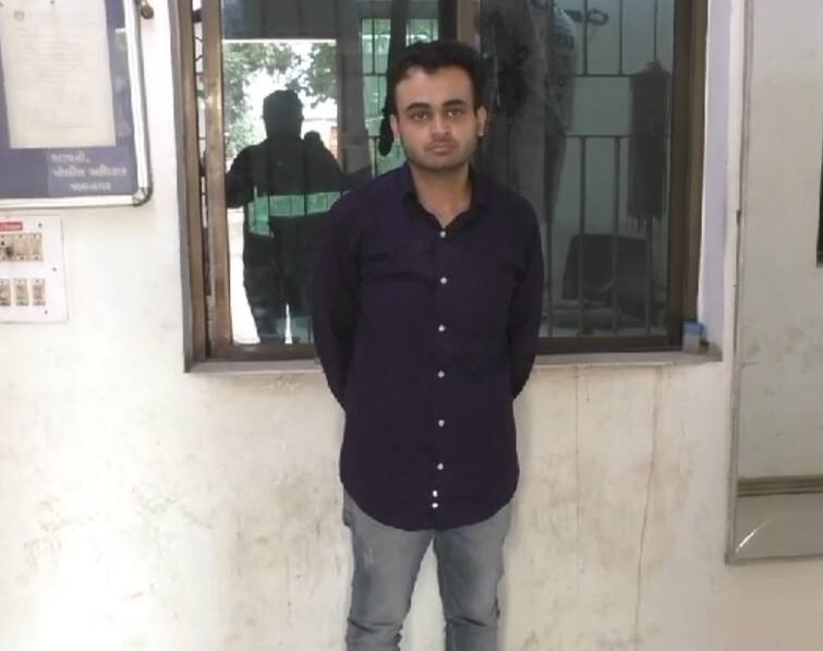 In Jamnagar's Punjab National Bank, a manager installed a spy camera in the bathroom Jamnagar: ઘોર કળિયૂગ! મેનેજરે જ બેંકના મહિલા વોશરુમમાં લગાવ્યો સ્પાય કેમેરો, આ રીતે ફૂટ્યો ભાંડો