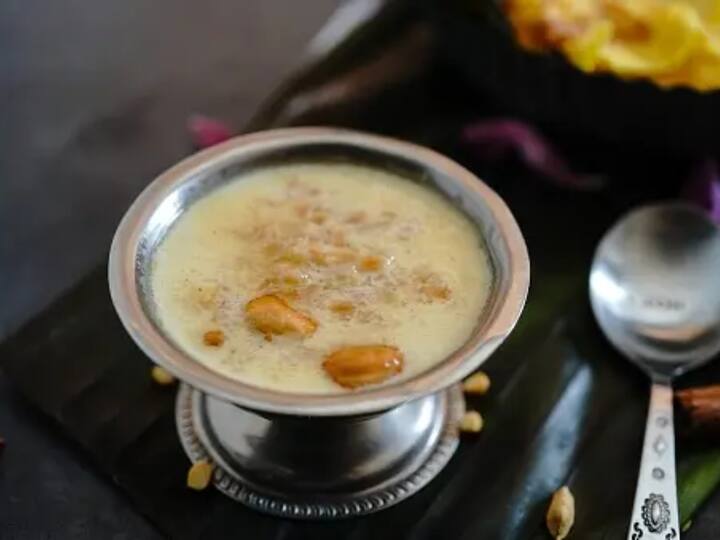 அதன் பின் ஒரு பாத்திரத்தில் பால் மற்றும் தண்ணீரை ஊற்றி அடையை போட்டு  மிதமான சூட்டில் 15 நிமிடங்கள் கொதிக்க விடவும். கொதித்த உடன் இவை பாதியாக வற்றி விடும்.