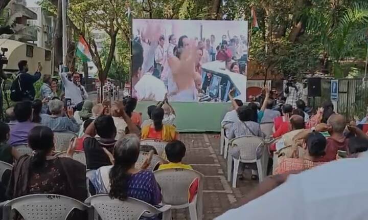 भारताचा झेंडा फ़डकवत हा अभिमानाचा क्षण साजरा केला.