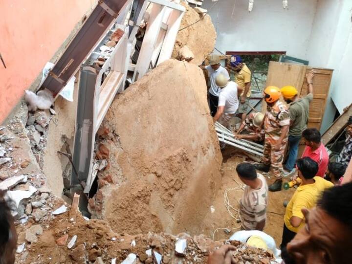Punjab Government school roof collapses in Ludhiana 4 teachers buried under debris one dead Ludhiana News: लुधियाना में बड़ा हादसा, सरकारी स्कूल के स्टाफ रूम की गिरी छत, मलबे में दबे 4 टीचर, एक की मौत