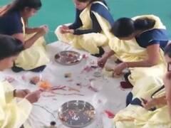 Raksha Bandhan 2023: महिला कैदी की बनाई राखी से सजेगा का इंदौर का बाजार, दिन रात काम में जुटकर कर रहीं राखी तैयार