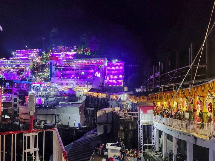 अगर आप इस पैकेज में बुकिंग कराते हैं तो आपको अकेले के लिए 15,320 रुपये प्रति व्यक्ति के हिसाब से शुल्क देना होगा. वहीं दो लोगों को 9,810 रुपये का शुल्क देना होगा. वहीं तीन लोगों को 8,650 रुपये के हिसाब से खर्च करना होगा.