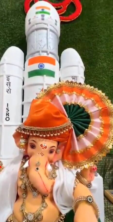 சந்திரயானுடன் அமர்ந்திருக்கும் விநாயகரை பிரார்த்தனை செய்த மக்கள்..