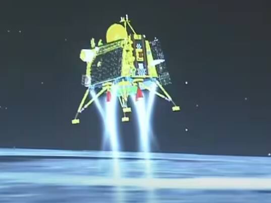 ਚੰਦਰਯਾਨ-3 ਦੀ ਸਾਫਟ ਲੈਂਡਿੰਗ ਨਾਲ ਭਾਰਤ ਚੰਦਰਮਾ 'ਤੇ ਪਹੁੰਚਣ ਵਾਲਾ ਚੌਥਾ ਦੇਸ਼ ਬਣ ਗਿਆ ਹੈ। ਇਹ ਪ੍ਰਾਪਤੀ ਅਮਰੀਕਾ, ਰੂਸ ਅਤੇ ਚੀਨ ਤੋਂ ਬਾਅਦ ਹੋਈ ਹੈ।