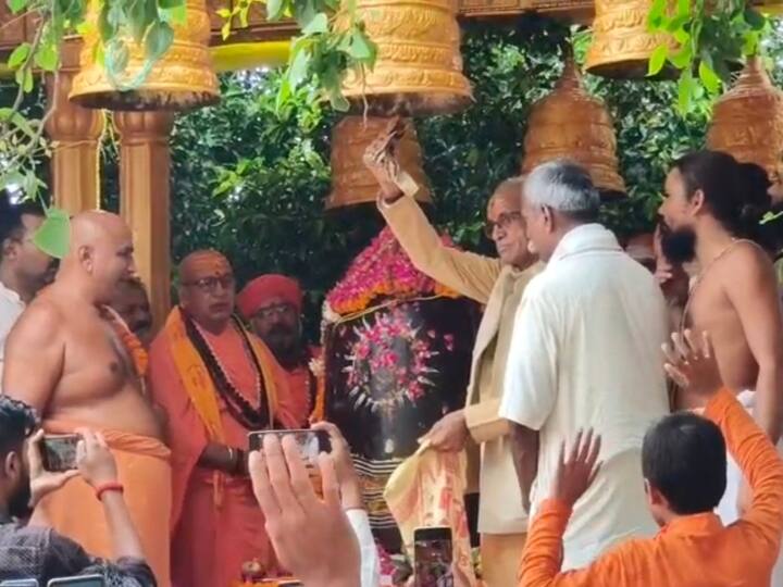 600 KG Narmadeshwar Mahadev Shivling brought to Ayodhya will be installed in Ram Mandir ANN Ram Mandir: ओंकारेश्वर से विशेष रथ पर अयोध्या लाया गया 600 किलो का शिवलिंग, राम मंदिर में होगा स्थापित