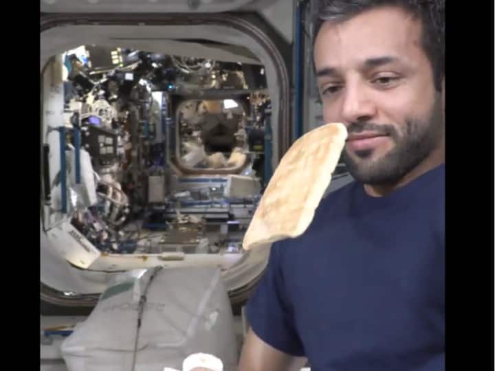 Astronaut Video viral on Social Media put honey on bread in space zero gravity Chandrayaan-3 landing Watch: चंद्रयान-3 की लैंडिंग से पहले वायरल हो रहा एस्ट्रोनॉट का ये वीडियो, स्पेस में खाया ब्रेड और शहद