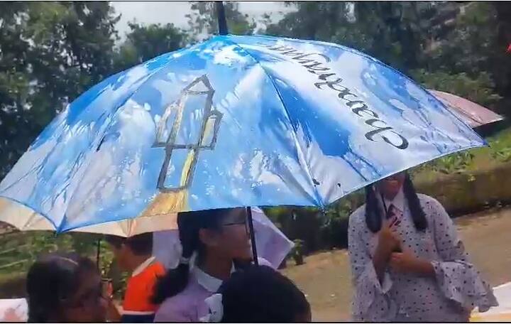 चंद्रावर इस्त्रो पाठविलेल्या 'चांद्रयान-3' चे पाऊल आज पडणार आहे. त्याचेच औचित्य साधून प्रसिद्ध सुलेखनकार अच्युत पालव यांनी चांद्रयान ३ सबंधित संदेश  विद्यार्थ्यांसह छत्रीवर साकारले.