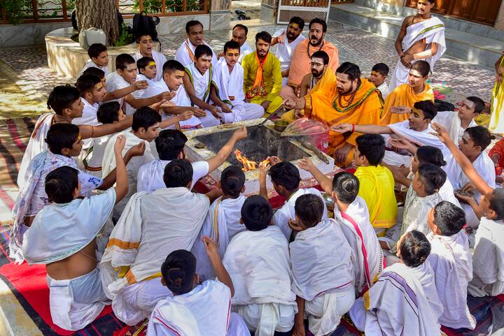 देशाची हीच चंद्रयान मोहीम यशस्वी व्हावी यासाठी देशभरात धार्मिक कार्यक्रमांचं आयोजन करण्यात आलं आहे.  (PTI Photo)
